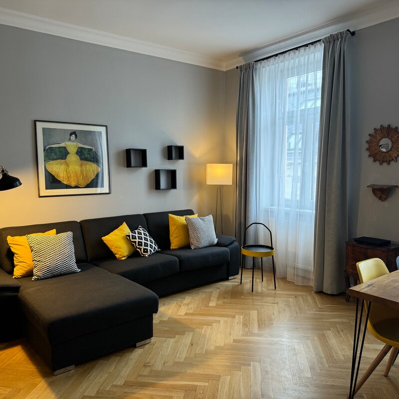 Helles Wohnzimmer mit Parkettboden & Designmöbeln – 2-Zimmer Wohnung zur Kurzzeitmiete in Wien
