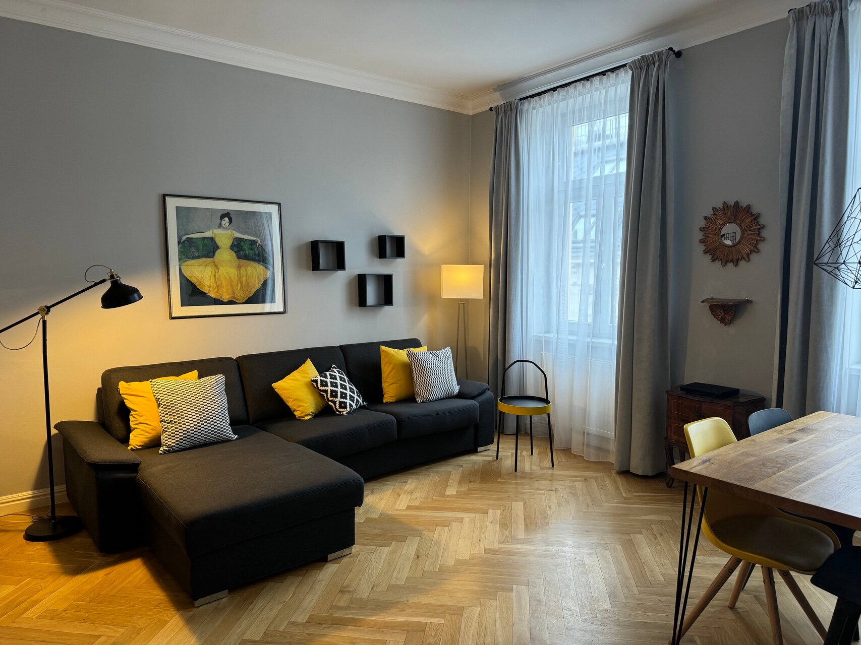 Helles Wohnzimmer mit Parkettboden & Designmöbeln – 2-Zimmer Wohnung zur Kurzzeitmiete in Wien