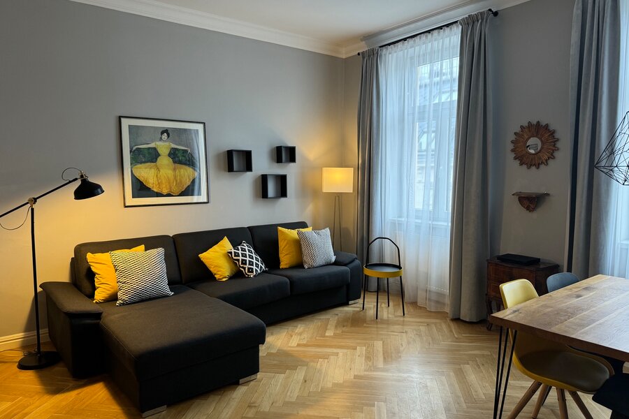 Helles Wohnzimmer mit Parkettboden & Designmöbeln – 2-Zimmer Wohnung zur Kurzzeitmiete in Wien