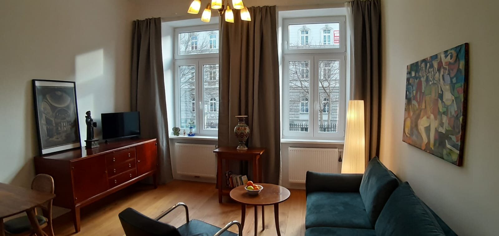 Bright living room with parquet & period windows – 2-room apartment, short-term rental Vienna, temporary housing for 1 to 6 months