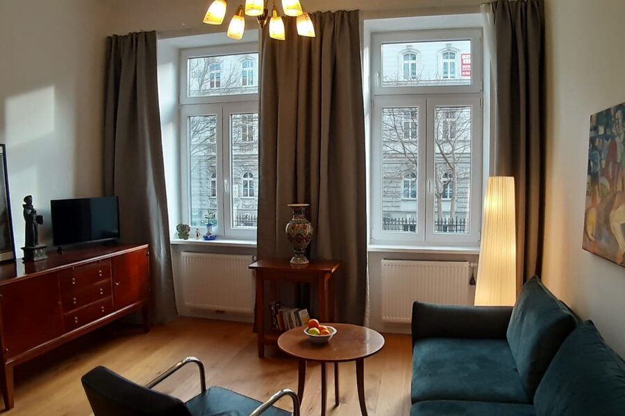 Bright living room with parquet & period windows – 2-room apartment, short-term rental Vienna, temporary housing for 1 to 6 months