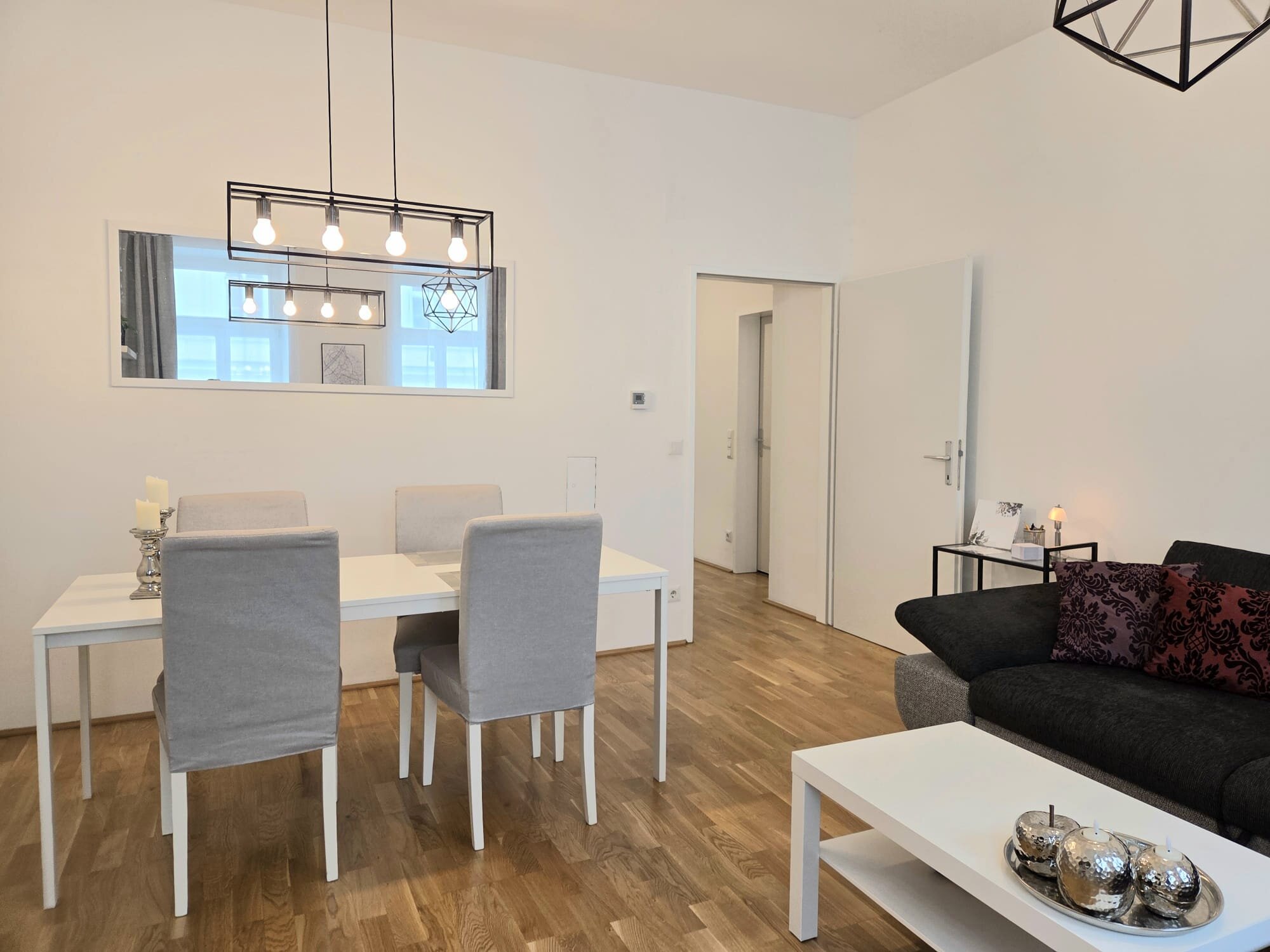 Heller Wohn-Essbereich mit modernem Stil – 2-Zimmer Wohnung zur Kurzzeitmiete & Wohnen auf Zeit für 1 bis 6 Monate in Wien