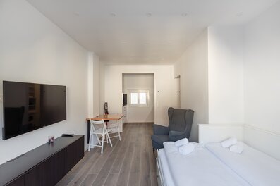Helles, modernes 1-Zimmer Apartment mit TV & Arbeitsplatz – Kurzzeitmiete & Wohnen auf Zeit in Wien, 1 bis 6 Monate.