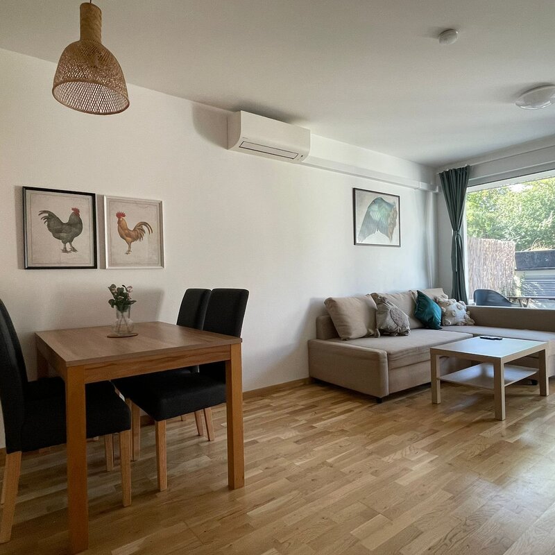 Heller Wohn-Essbereich mit Gartenblick – 2-Zimmer Wohnung zur Kurzzeitmiete, Wohnen auf Zeit 1 bis 6 Monate, Wien