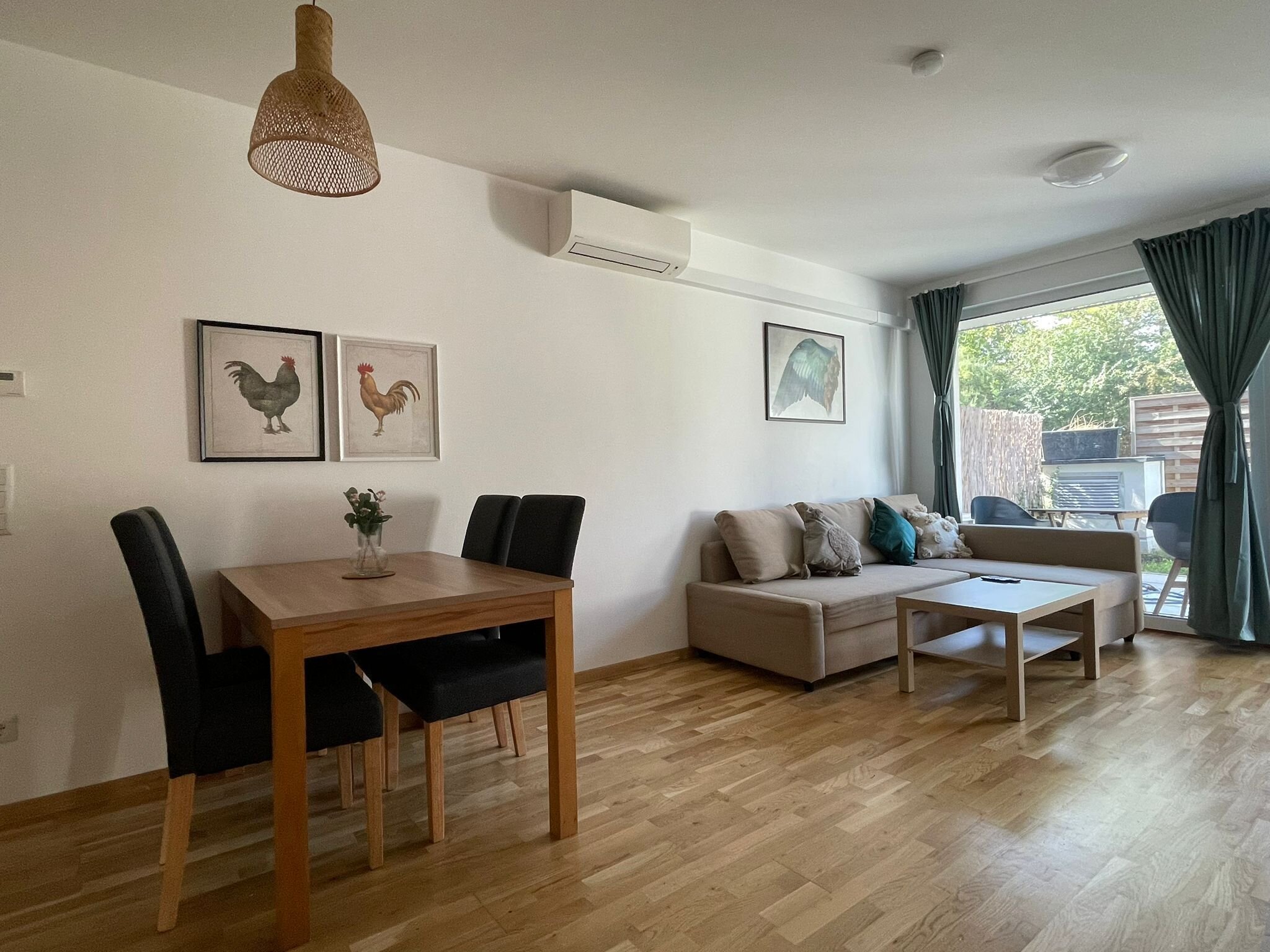 Heller Wohn-Essbereich mit Gartenblick – 2-Zimmer Wohnung zur Kurzzeitmiete, Wohnen auf Zeit 1 bis 6 Monate, Wien