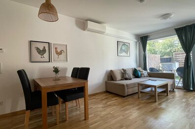 Heller Wohn-Essbereich mit Gartenblick – 2-Zimmer Wohnung zur Kurzzeitmiete, Wohnen auf Zeit 1 bis 6 Monate, Wien