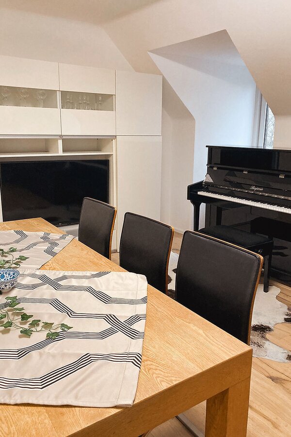 Bright dining & living area with piano & TV: 3-room apartment for short-term rental & temporary housing, 1 to 6 months, Linz
