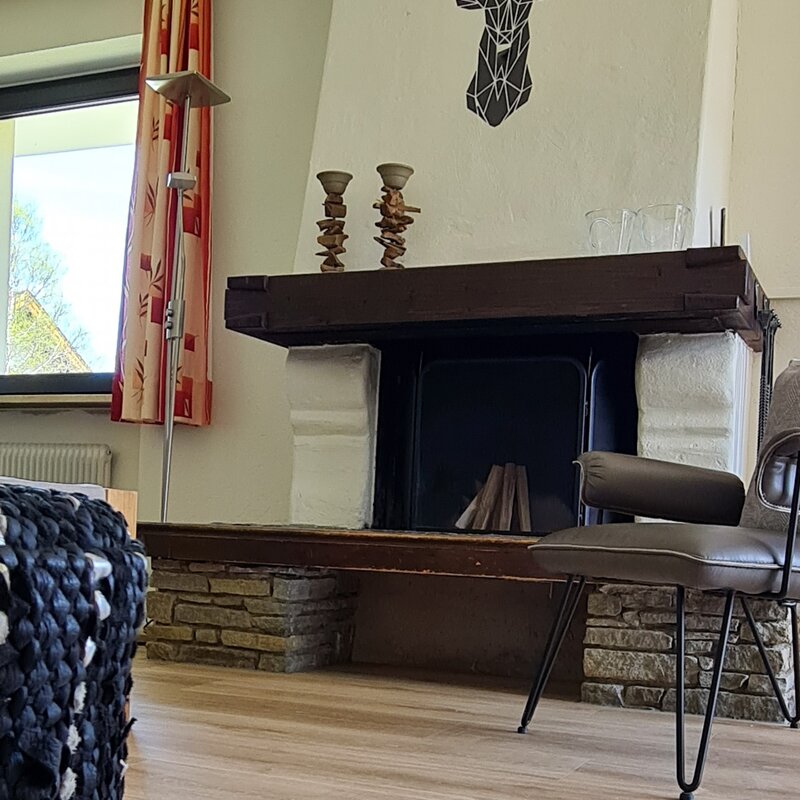 Um Wohnzimmer gibt es einen offenen Kamin welche benutzt werden kann mit echtes holz | © Kazza