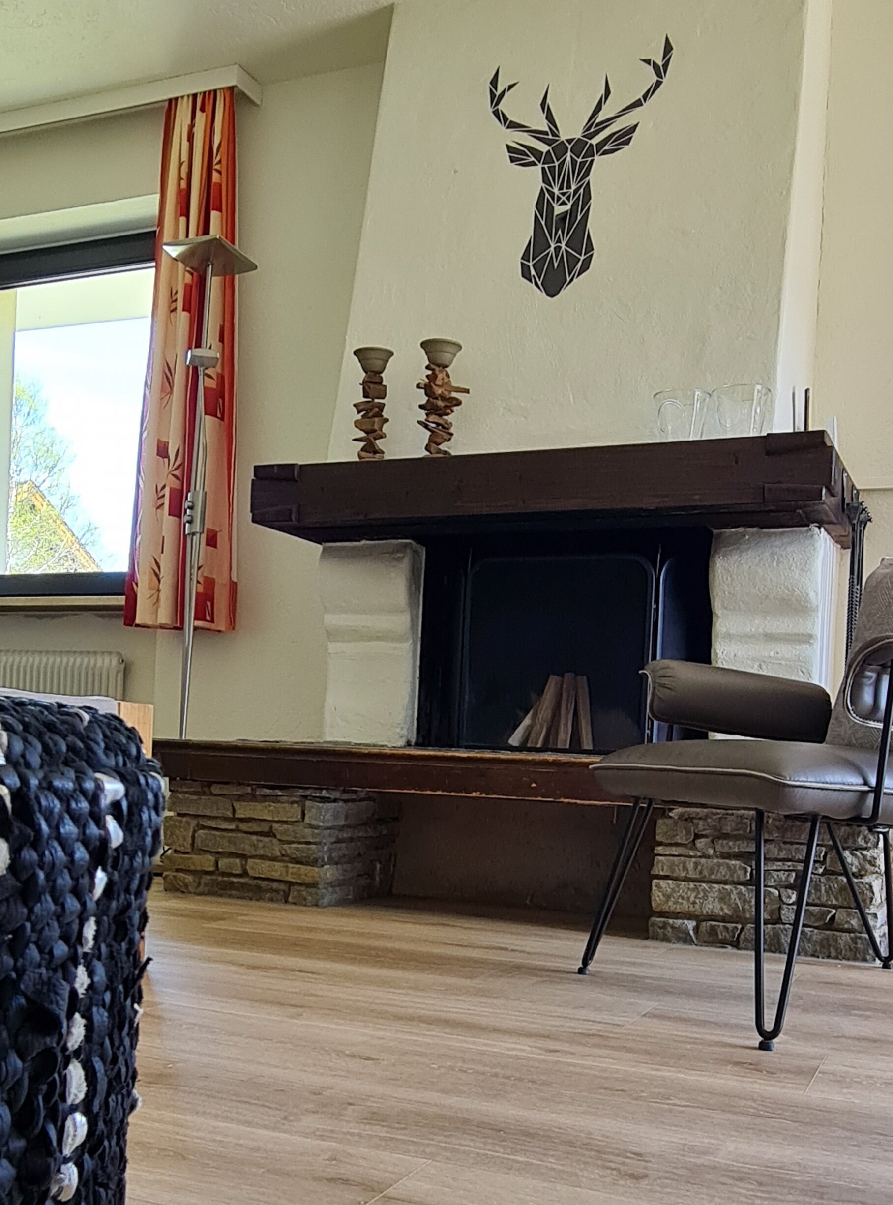 Um Wohnzimmer gibt es einen offenen Kamin welche benutzt werden kann mit echtes holz | © Kazza