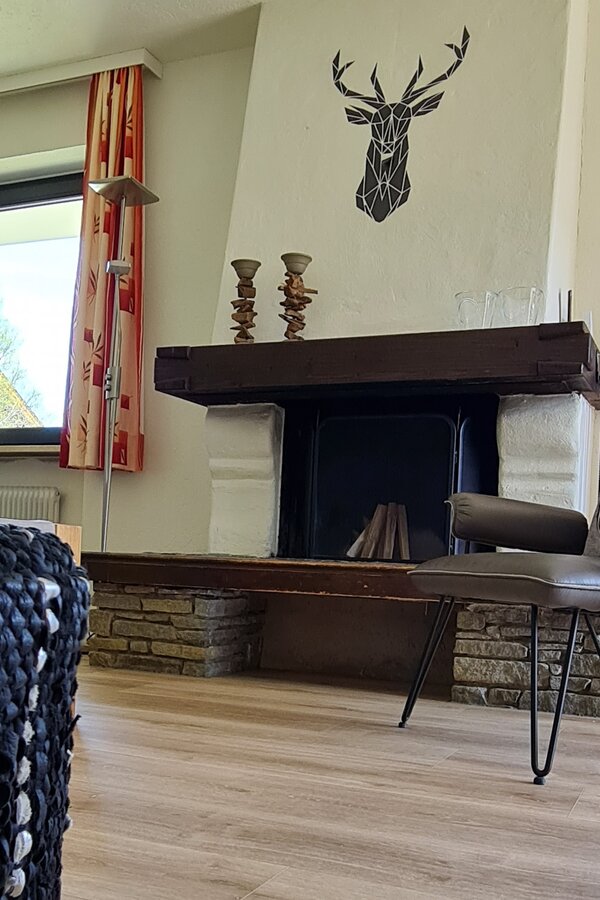 Um Wohnzimmer gibt es einen offenen Kamin welche benutzt werden kann mit echtes holz | © Kazza