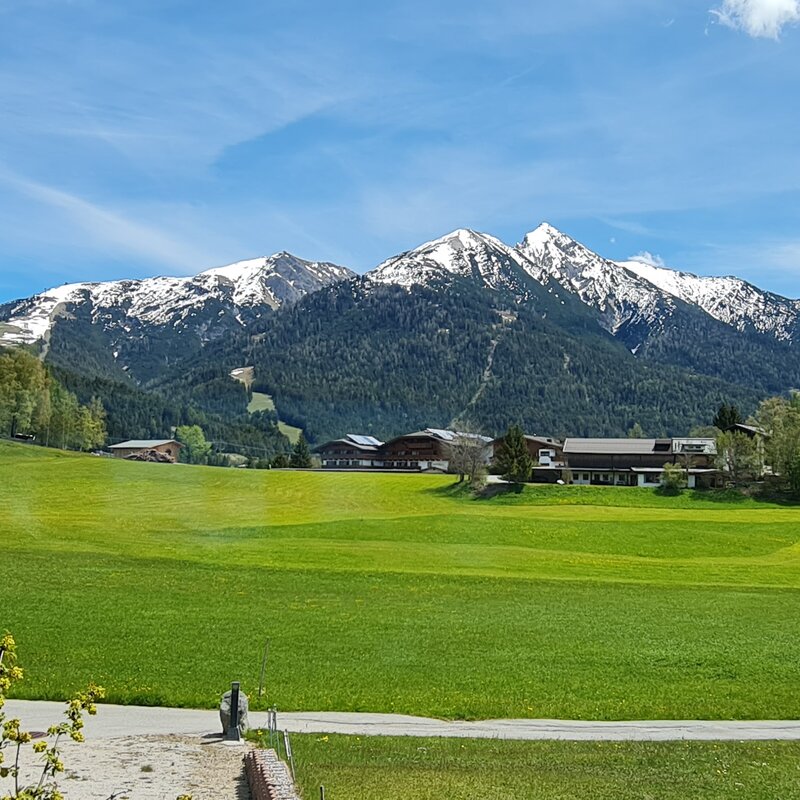 Unsere wunderschönen Aussicht über die Wiesen auf den Bergen | © Kazza