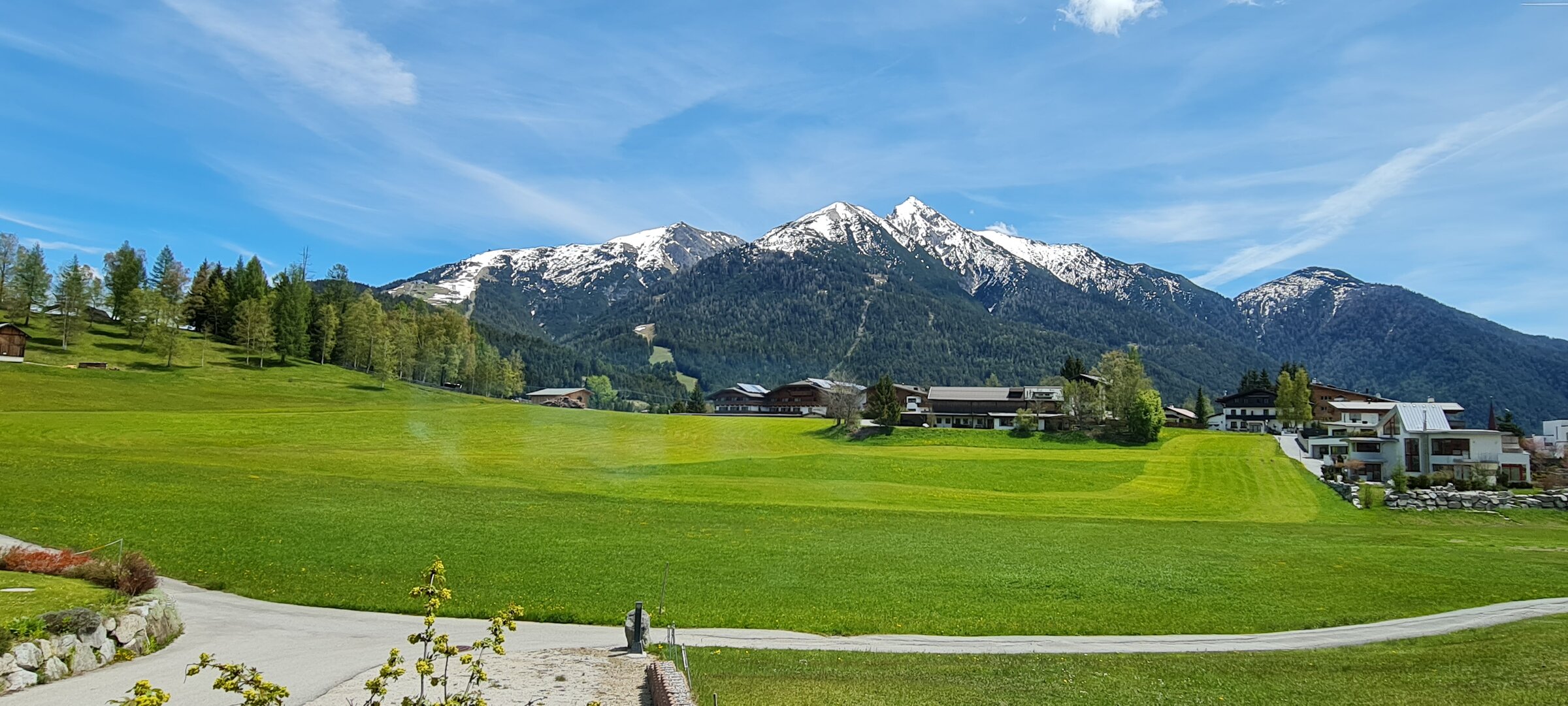 Unsere wunderschönen Aussicht über die Wiesen auf den Bergen | © Kazza