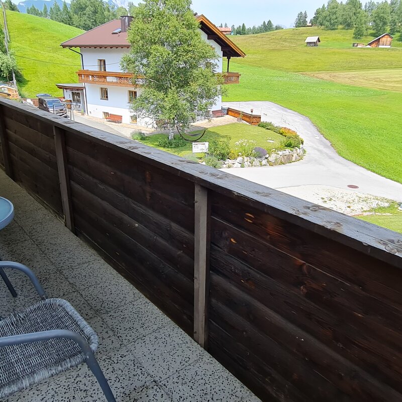 Grosses L-Balkon mit Sessel und tollen Ausblick | © Kazza