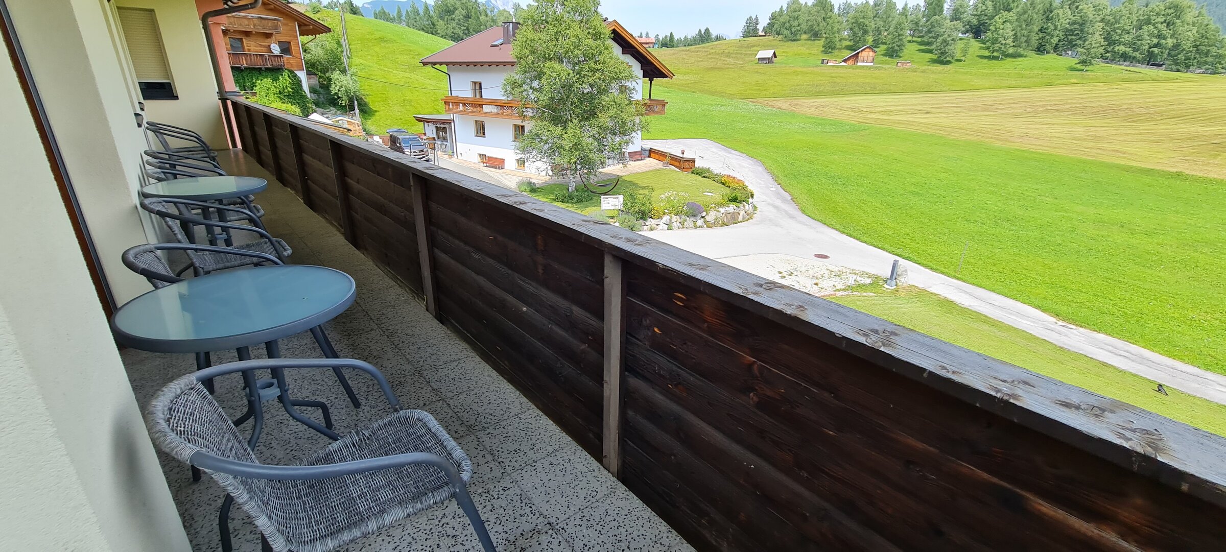 Grosses L-Balkon mit Sessel und tollen Ausblick | © Kazza