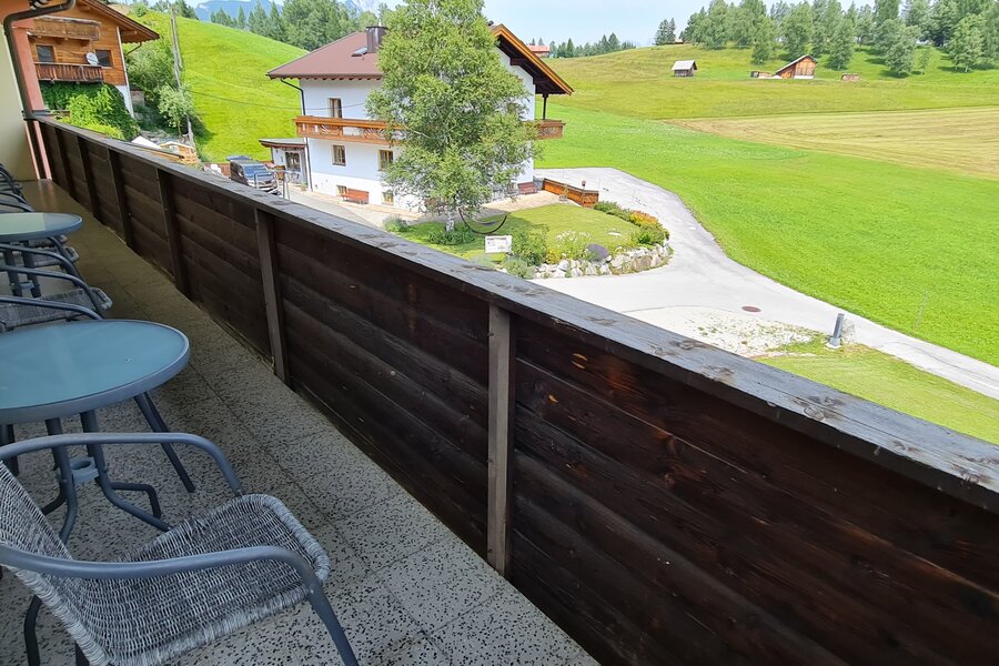 Grosses L-Balkon mit Sessel und tollen Ausblick | © Kazza