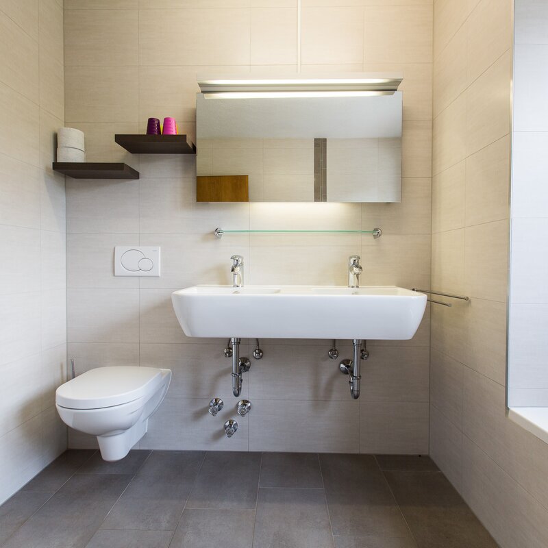 Bad, doppelt Waschbecken, WC | © Kazza