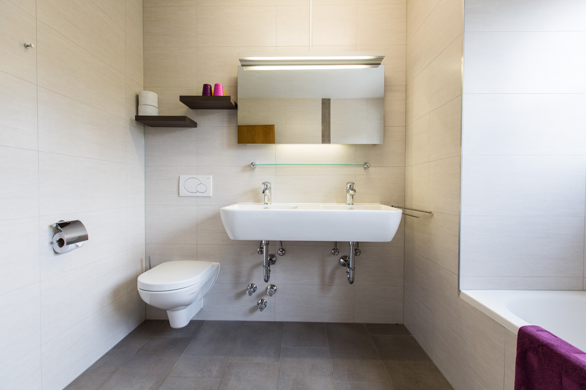 Bad, doppelt Waschbecken, WC | © Kazza