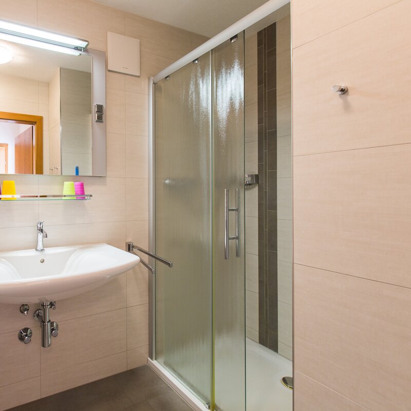 Dusche, Waschbecken | © Kazza