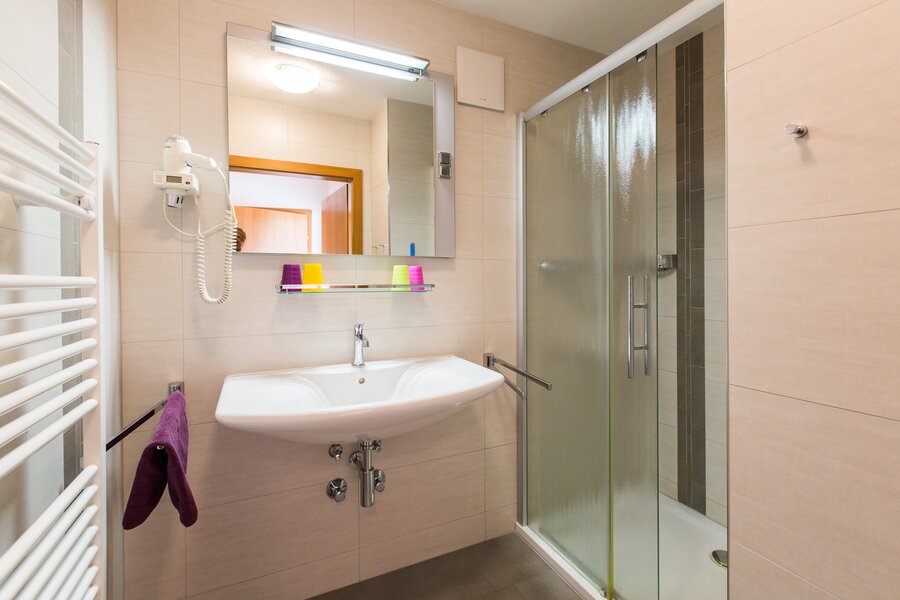 Dusche, Waschbecken | © Kazza