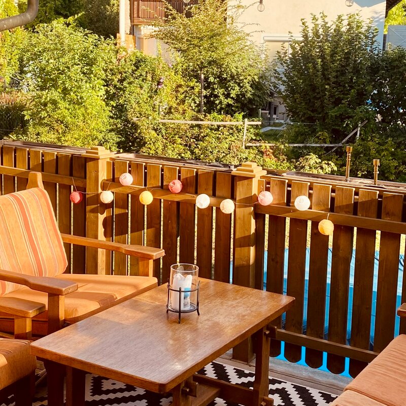 Gemütliche Holzterrasse mit Loungemöbeln – Haus zur Kurzzeitmiete, Wohnen auf Zeit für 1 bis 6 Monate in Wien