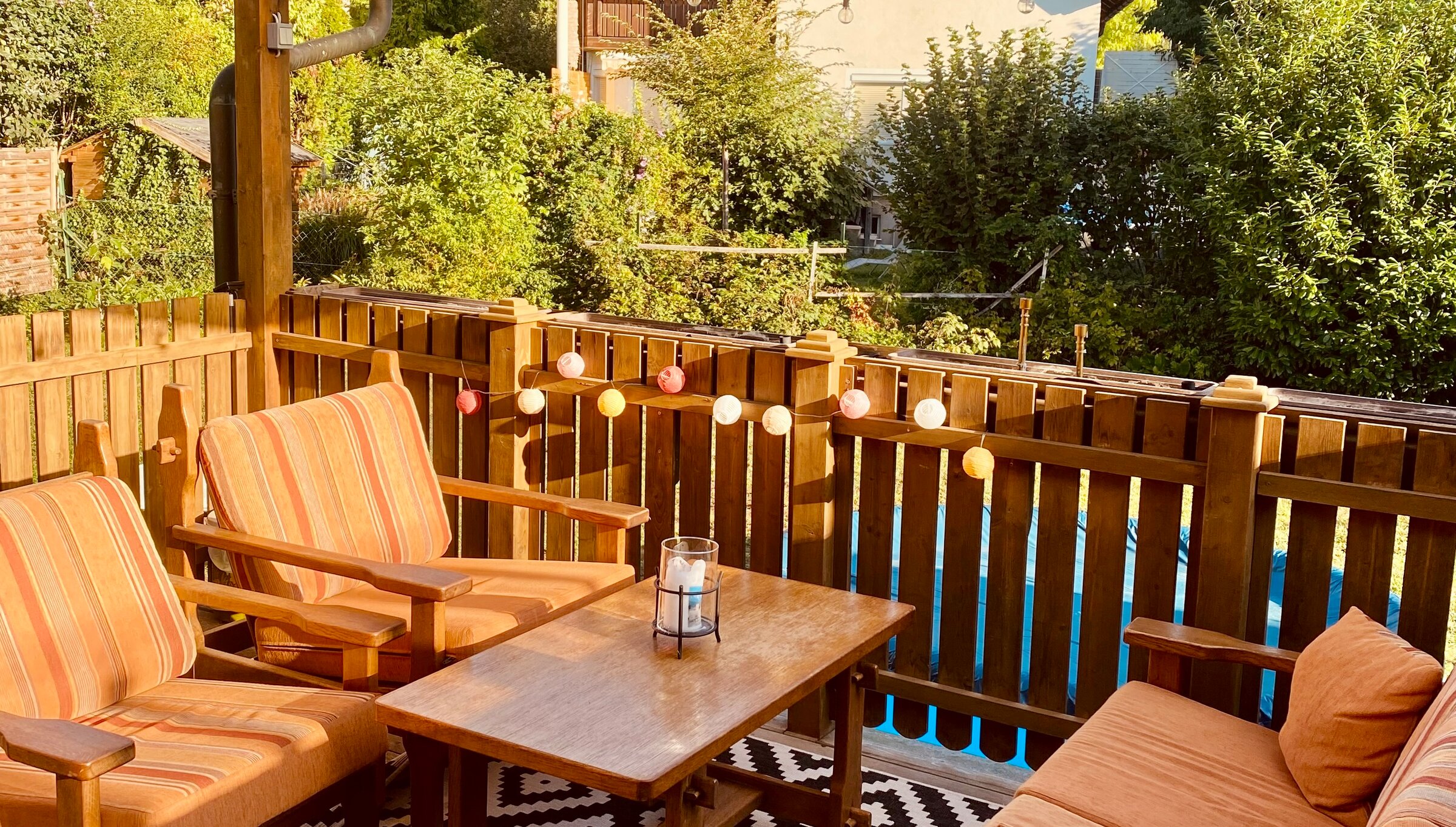 Gemütliche Holzterrasse mit Loungemöbeln – Haus zur Kurzzeitmiete, Wohnen auf Zeit für 1 bis 6 Monate in Wien