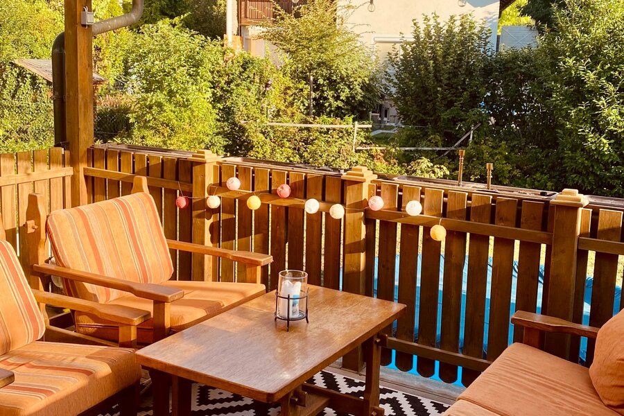 Gemütliche Holzterrasse mit Loungemöbeln – Haus zur Kurzzeitmiete, Wohnen auf Zeit für 1 bis 6 Monate in Wien
