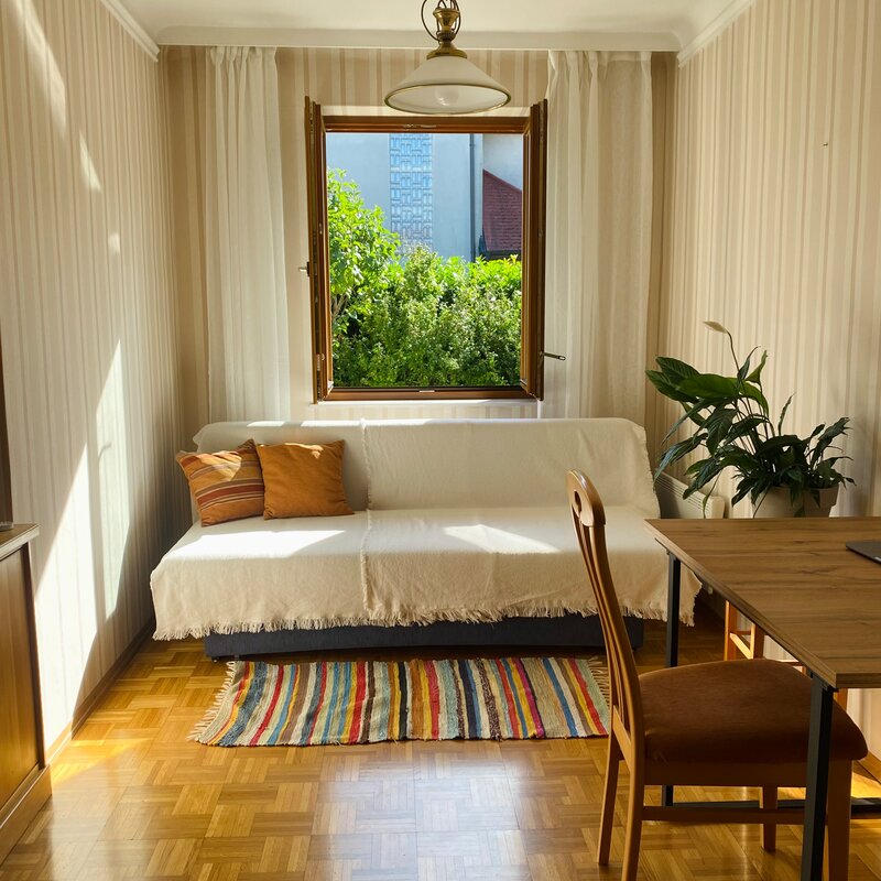 Arbeitsplatz nahe Kachelofen