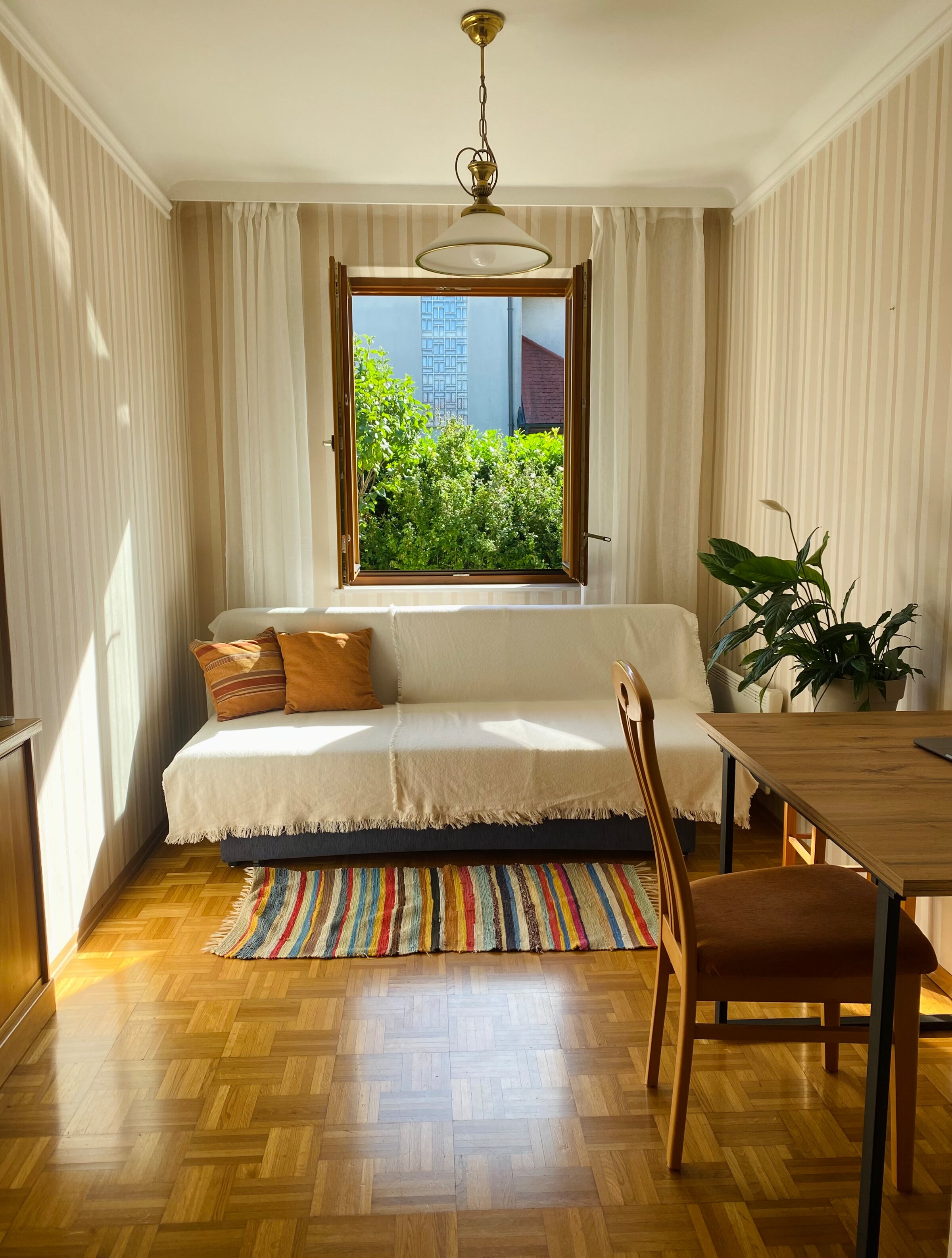 Arbeitsplatz nahe Kachelofen