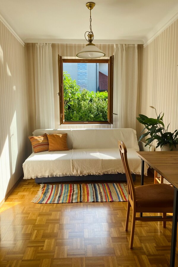 Arbeitsplatz nahe Kachelofen