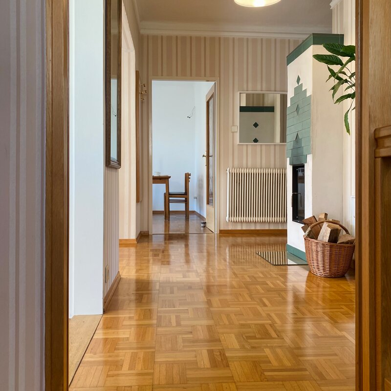 Vorzimmer & Kachelofen