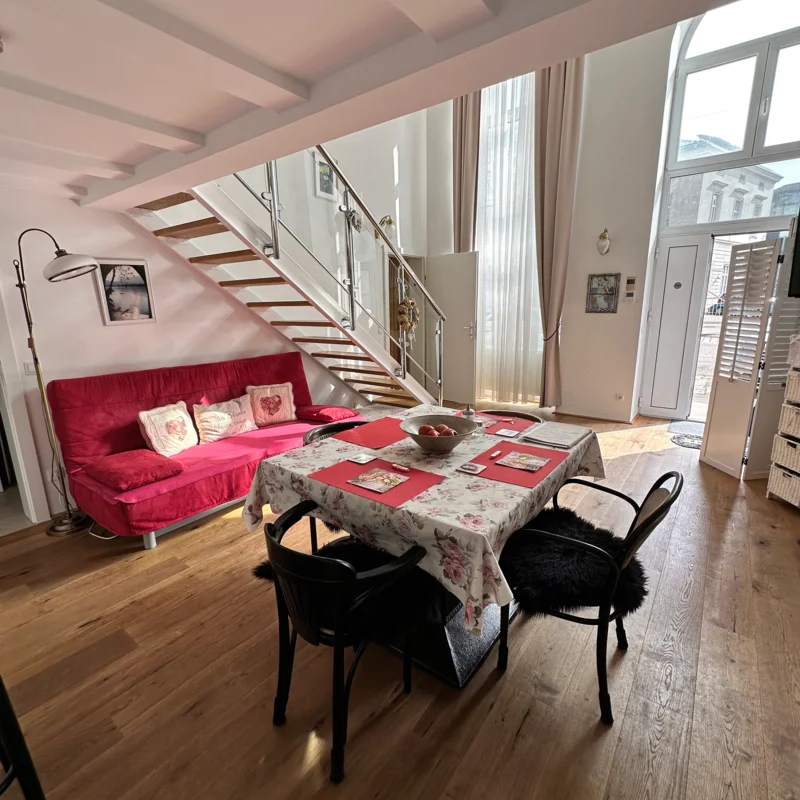 Man sieht die gemütliche Wohnküche mit teilweise Jugendstil Möbeln