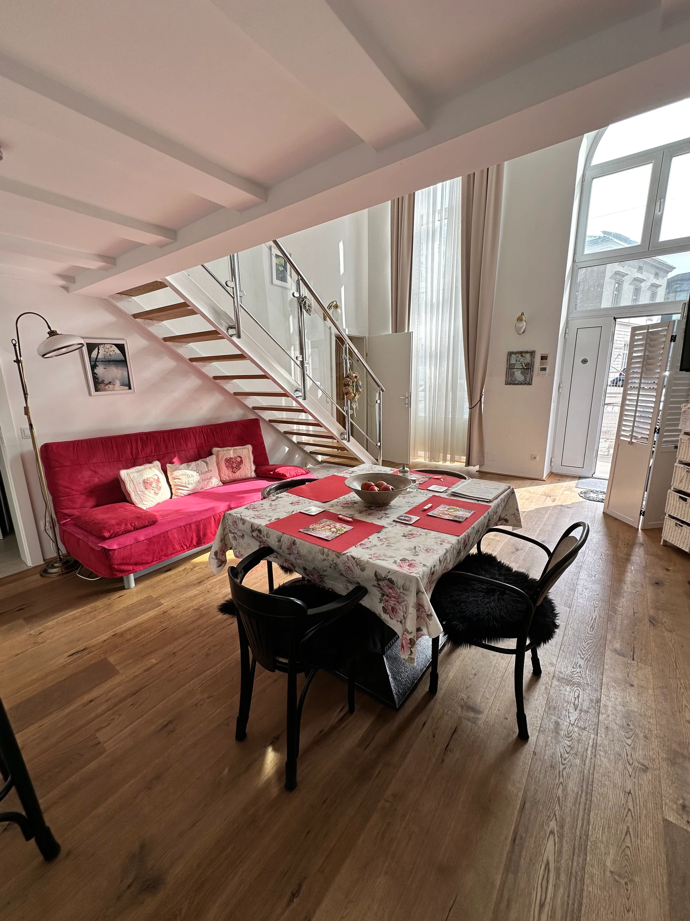 Man sieht die gemütliche Wohnküche mit teilweise Jugendstil Möbeln