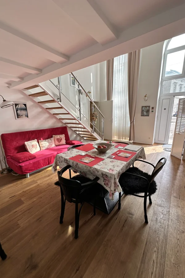 Man sieht die gemütliche Wohnküche mit teilweise Jugendstil Möbeln