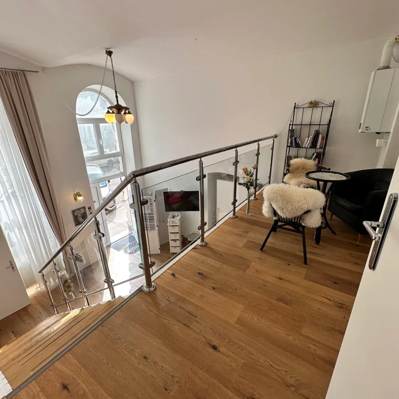 Gemütliche Galerie mit Cafe Tisch, Sitzgelegenheiten und jede menge guten Büchern