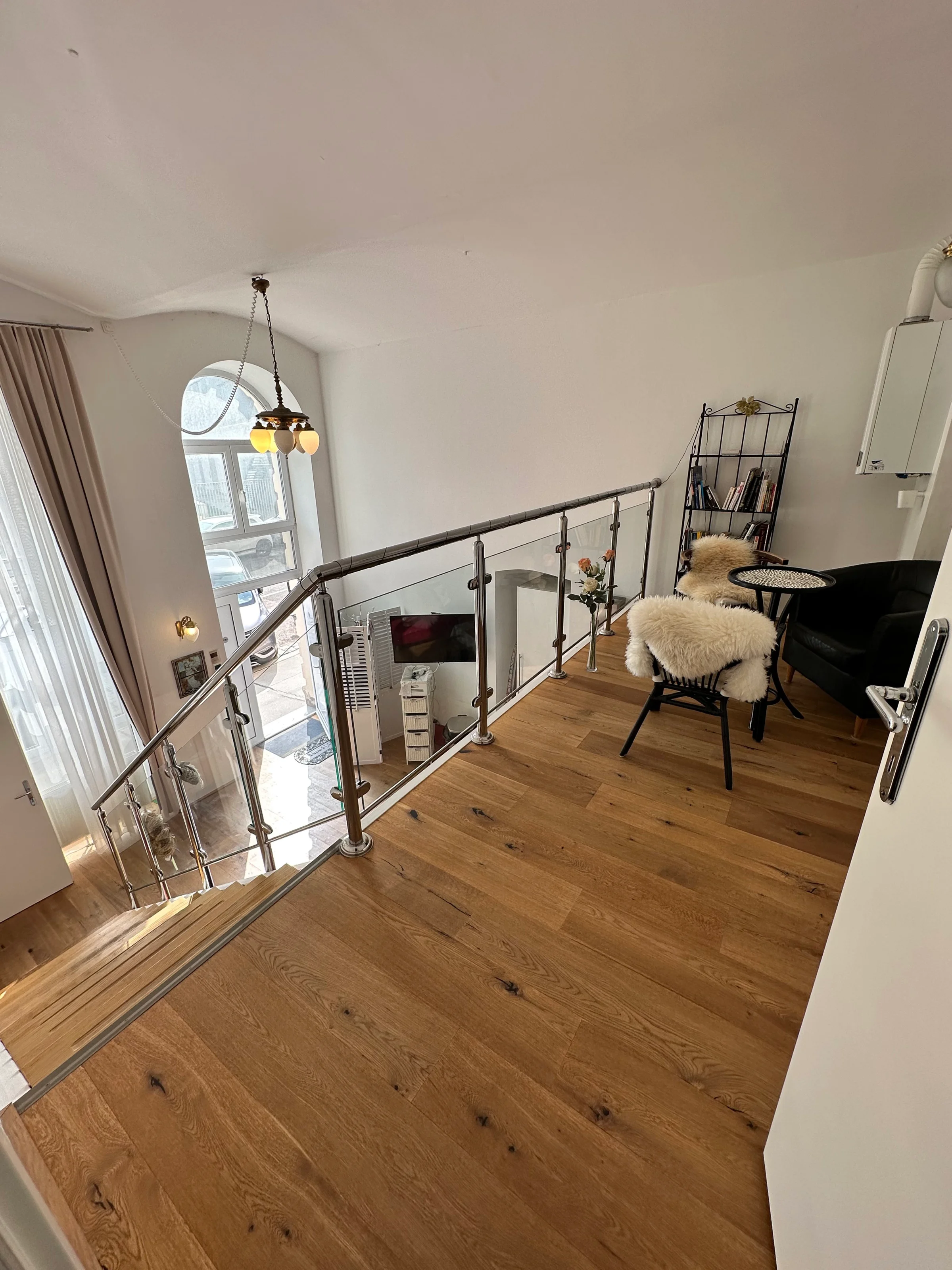 Gemütliche Galerie mit Cafe Tisch, Sitzgelegenheiten und jede menge guten Büchern