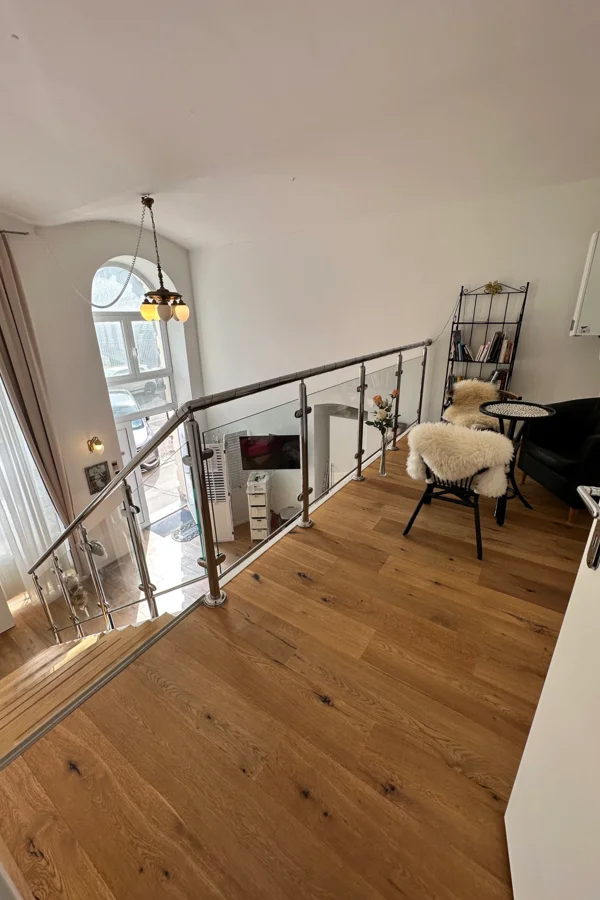 Gemütliche Galerie mit Cafe Tisch, Sitzgelegenheiten und jede menge guten Büchern