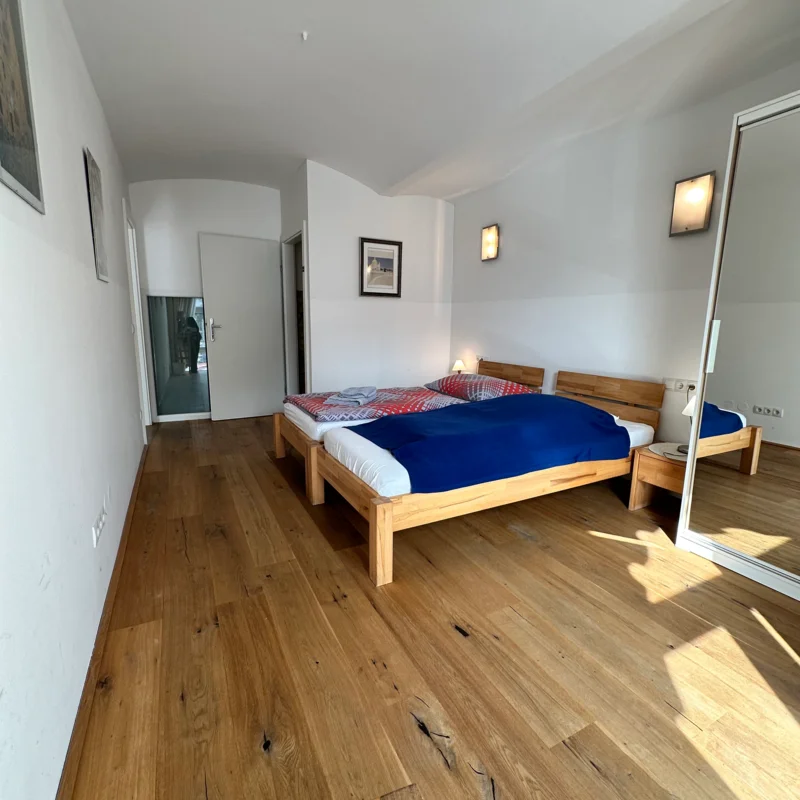 Schlafzimmer mit zwei Einzelbetten, Kasten mit Spiegel,  Nachttischen und einem eigenen WC