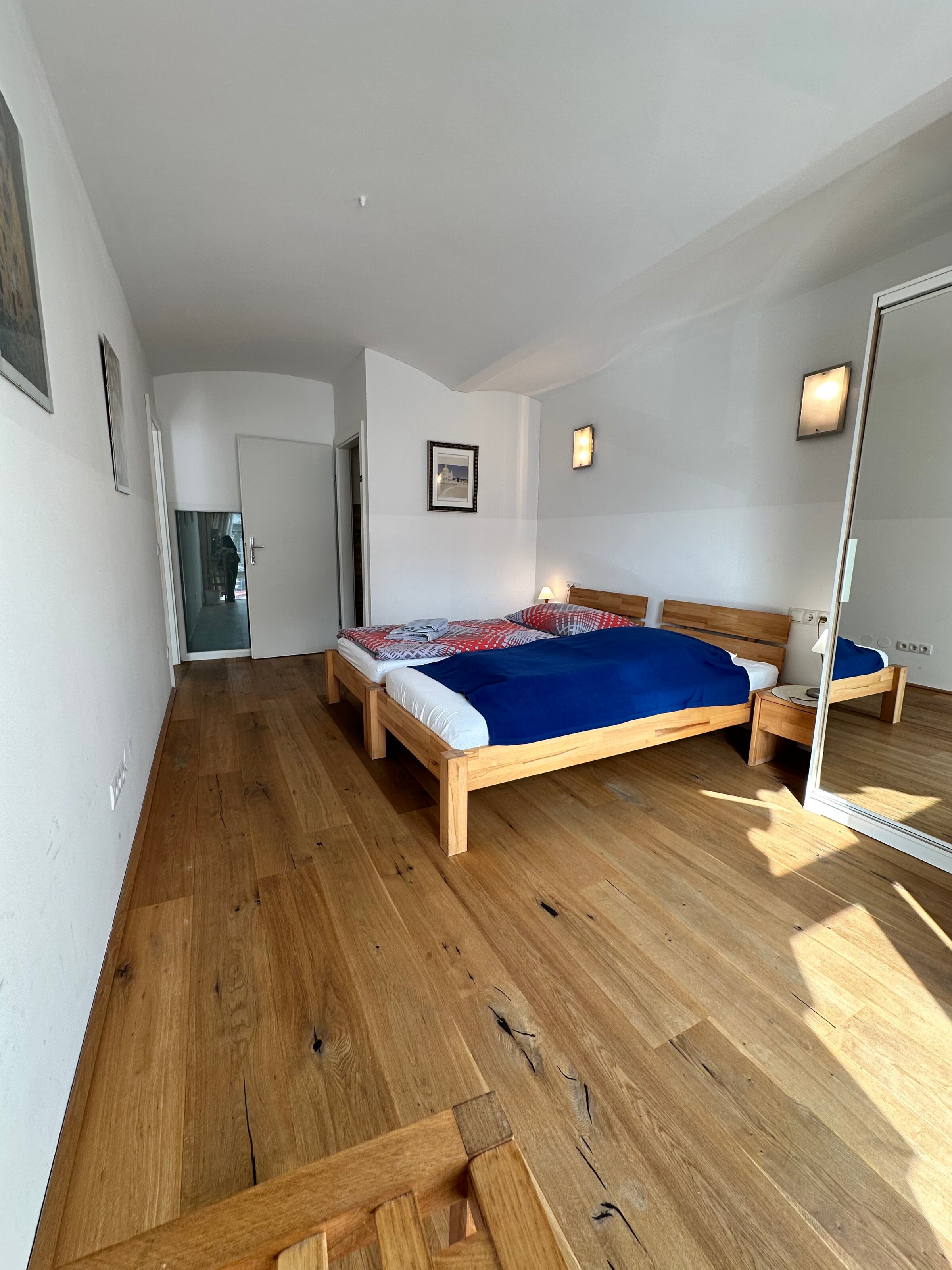 Schlafzimmer mit zwei Einzelbetten, Kasten mit Spiegel,  Nachttischen und einem eigenen WC