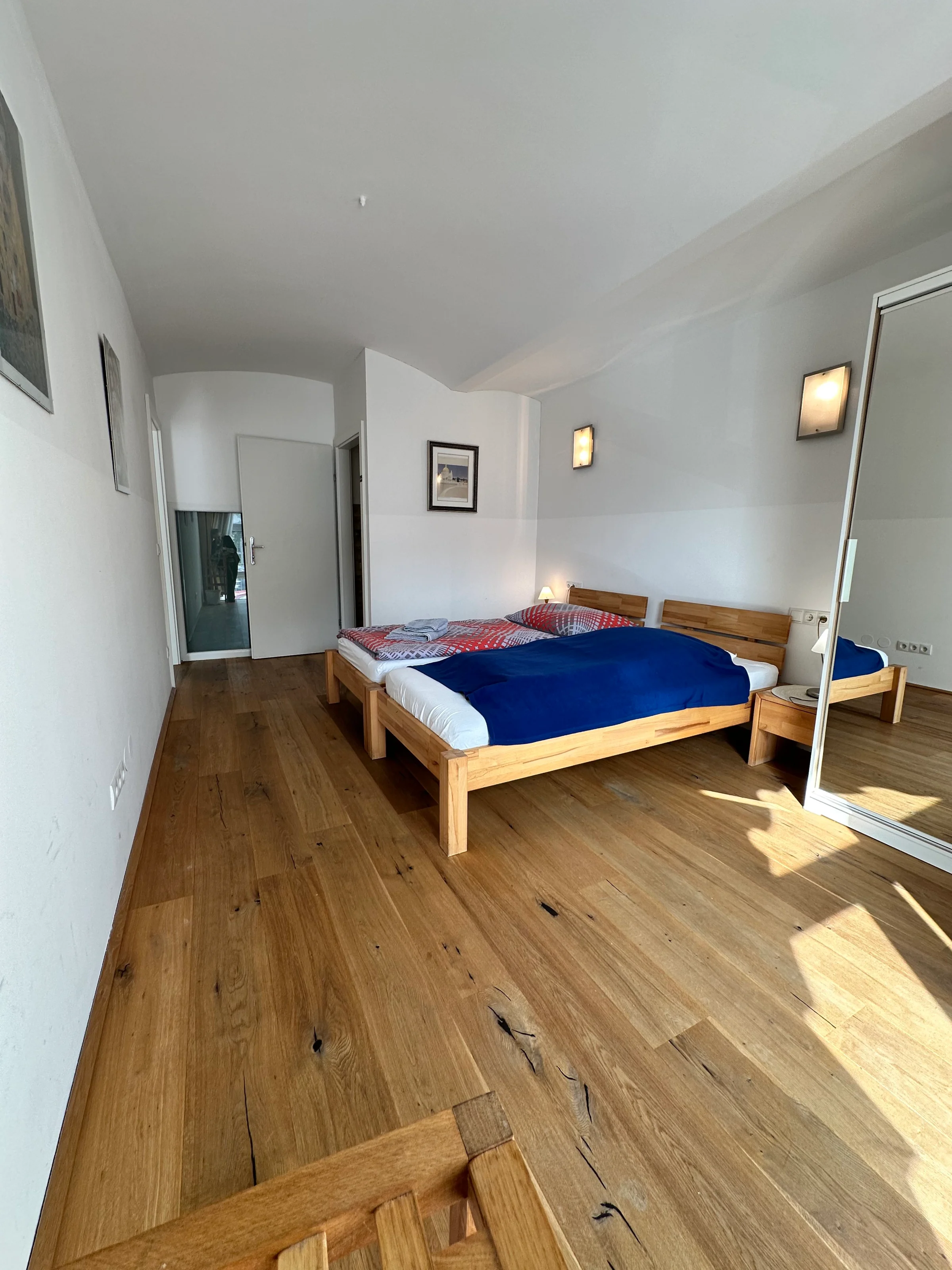 Schlafzimmer mit zwei Einzelbetten, Kasten mit Spiegel,  Nachttischen und einem eigenen WC