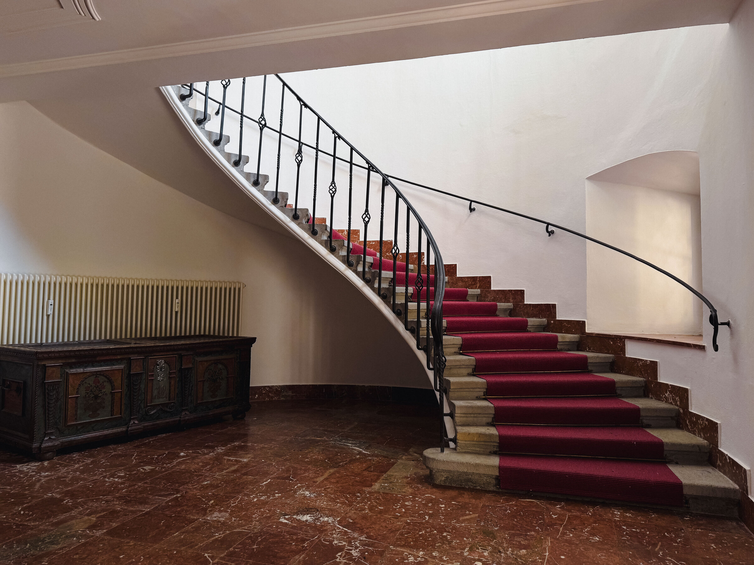 Stairs from the first floor to the 1st floor