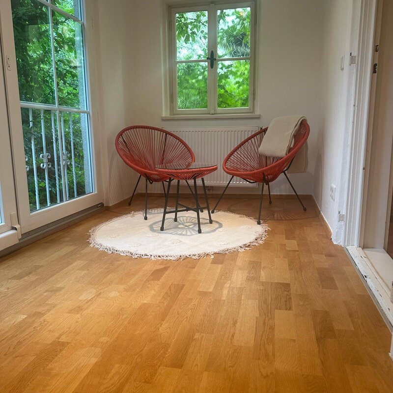 Bright living room with parquet & veranda – 2-room apartment, short-term rental, temporary housing for 1 to 6 months, Salzburg