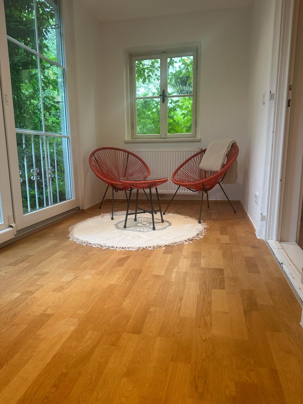 Bright living room with parquet & veranda – 2-room apartment, short-term rental, temporary housing for 1 to 6 months, Salzburg