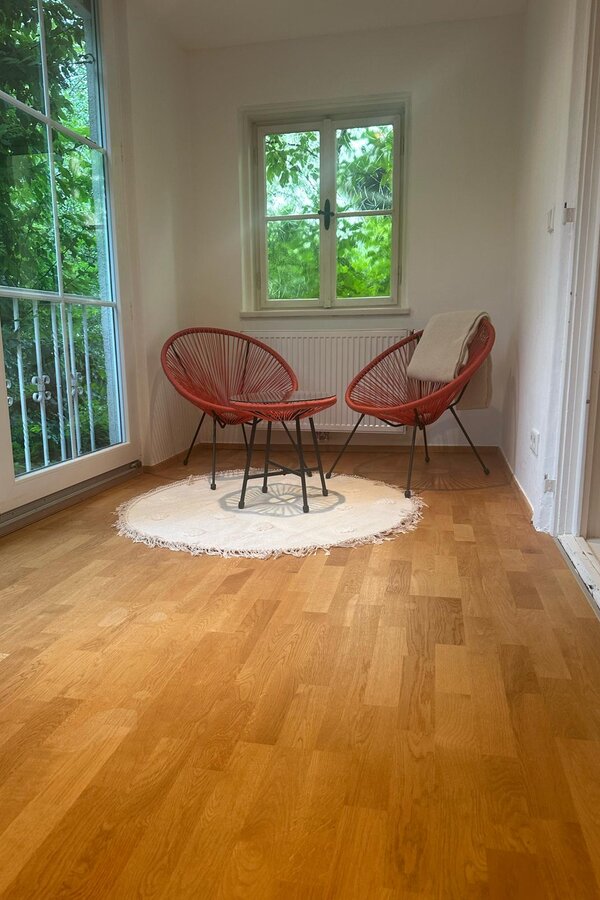 Bright living room with parquet & veranda – 2-room apartment, short-term rental, temporary housing for 1 to 6 months, Salzburg