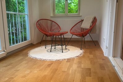 Bright living room with parquet & veranda – 2-room apartment, short-term rental, temporary housing for 1 to 6 months, Salzburg