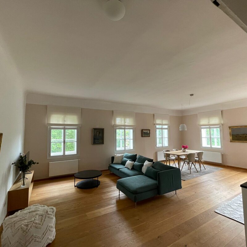 Heller Wohnbereich mit Parkettboden & großen Fenstern – 2-Zimmer Wohnung zur Kurzzeitmiete & Wohnen auf Zeit 1 bis 6 Monate in Salzburg