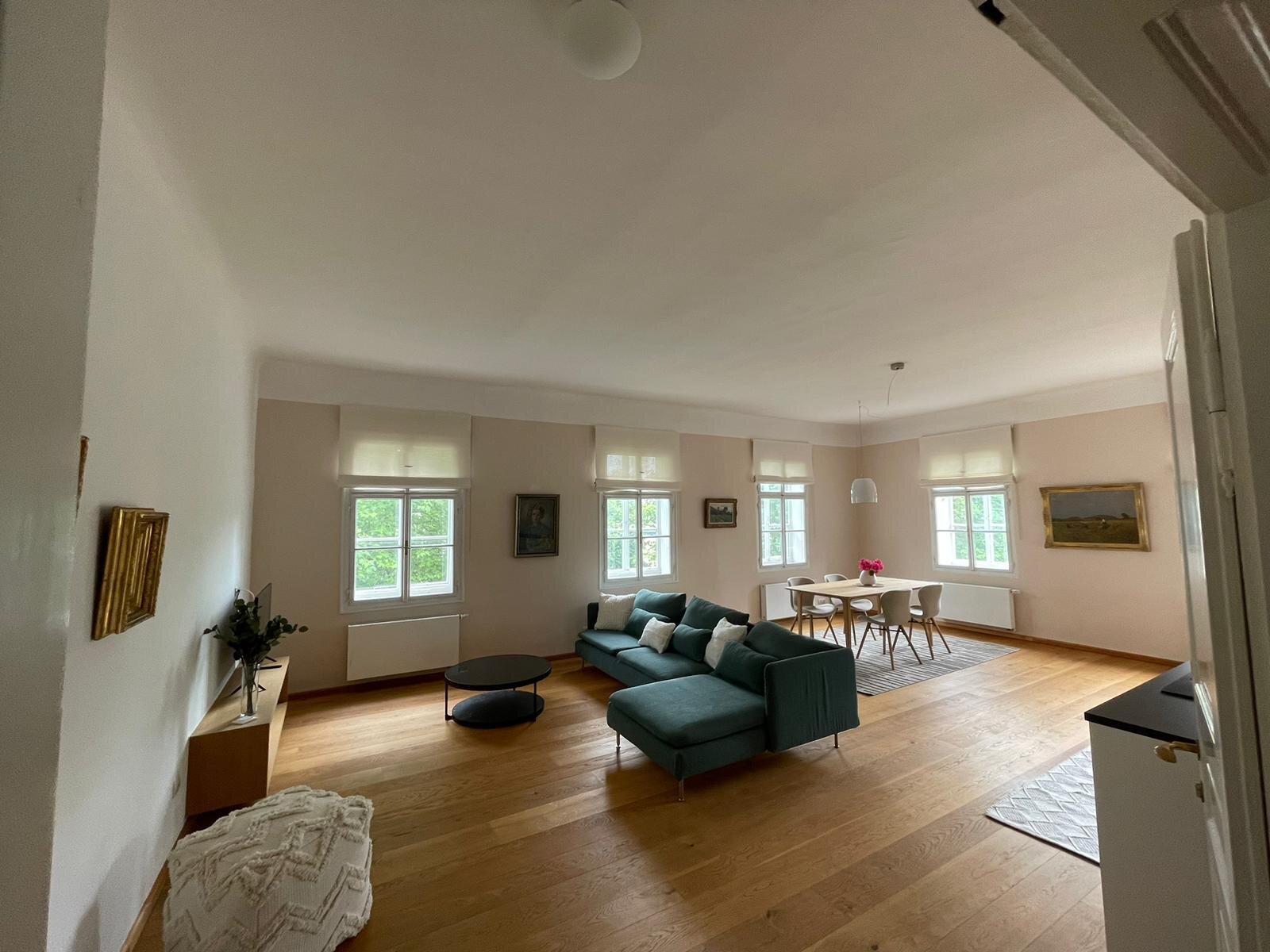 Heller Wohnbereich mit Parkettboden & großen Fenstern – 2-Zimmer Wohnung zur Kurzzeitmiete & Wohnen auf Zeit 1 bis 6 Monate in Salzburg