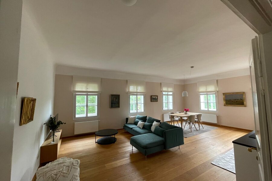Heller Wohnbereich mit Parkettboden & großen Fenstern – 2-Zimmer Wohnung zur Kurzzeitmiete & Wohnen auf Zeit 1 bis 6 Monate in Salzburg