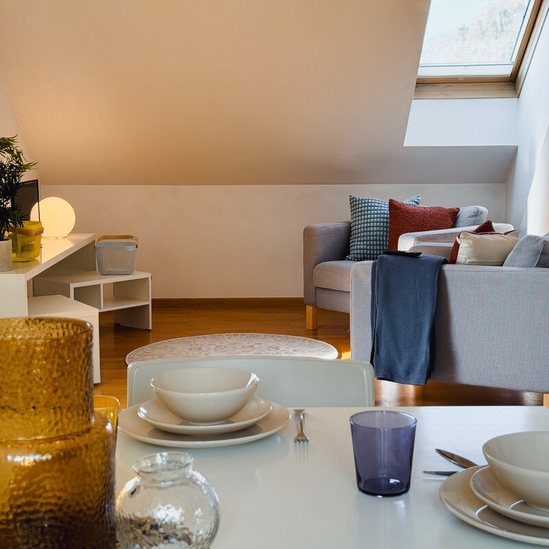 Helles Wohnzimmer mit Dachschräge – 1-Zimmer Wohnung zur Kurzzeitmiete & Wohnen auf Zeit für 1 bis 6 Monate in Salzburg
