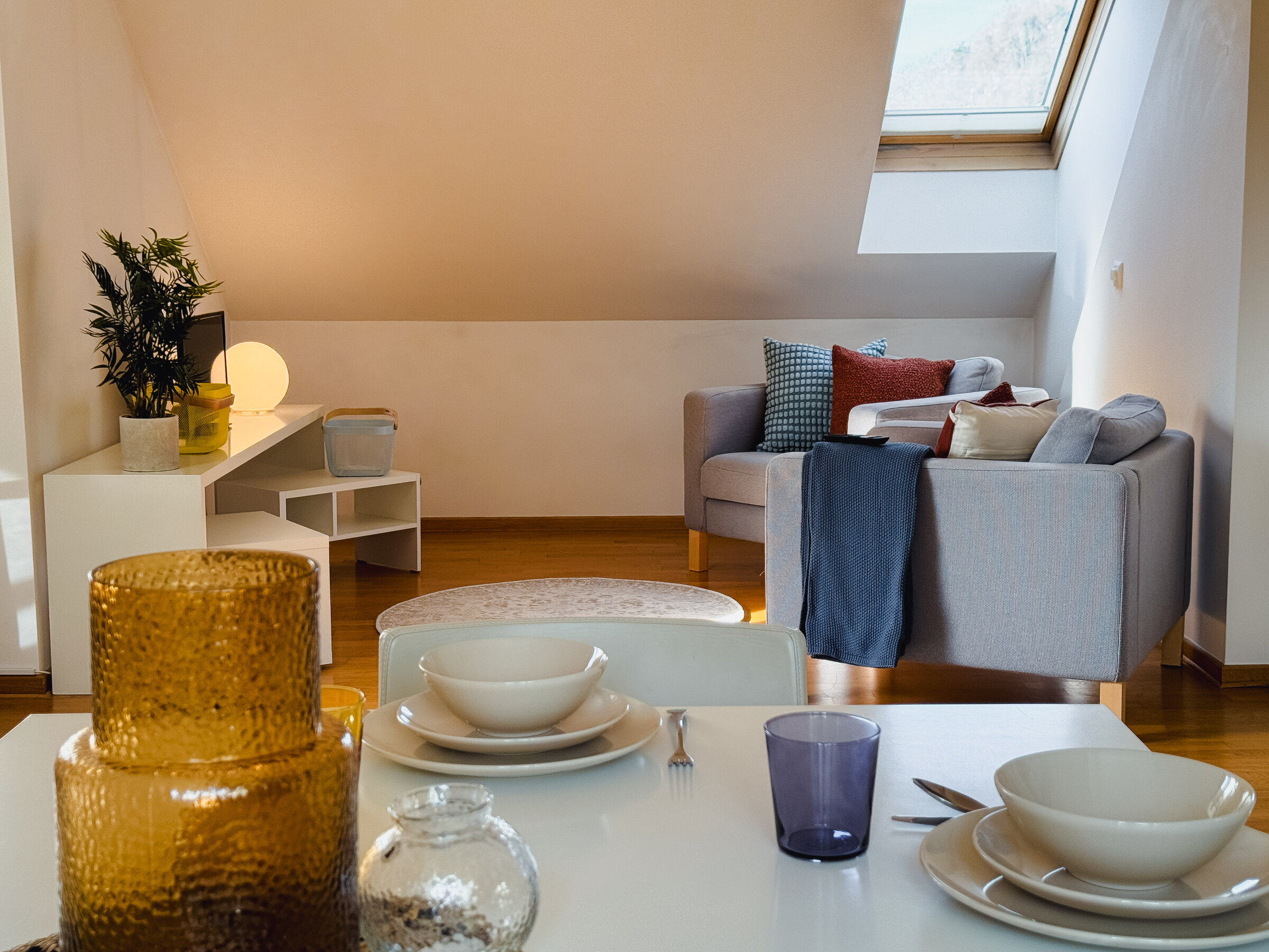 Helles Wohnzimmer mit Dachschräge – 1-Zimmer Wohnung zur Kurzzeitmiete & Wohnen auf Zeit für 1 bis 6 Monate in Salzburg