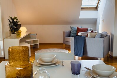 Helles Wohnzimmer mit Dachschräge – 1-Zimmer Wohnung zur Kurzzeitmiete & Wohnen auf Zeit für 1 bis 6 Monate in Salzburg